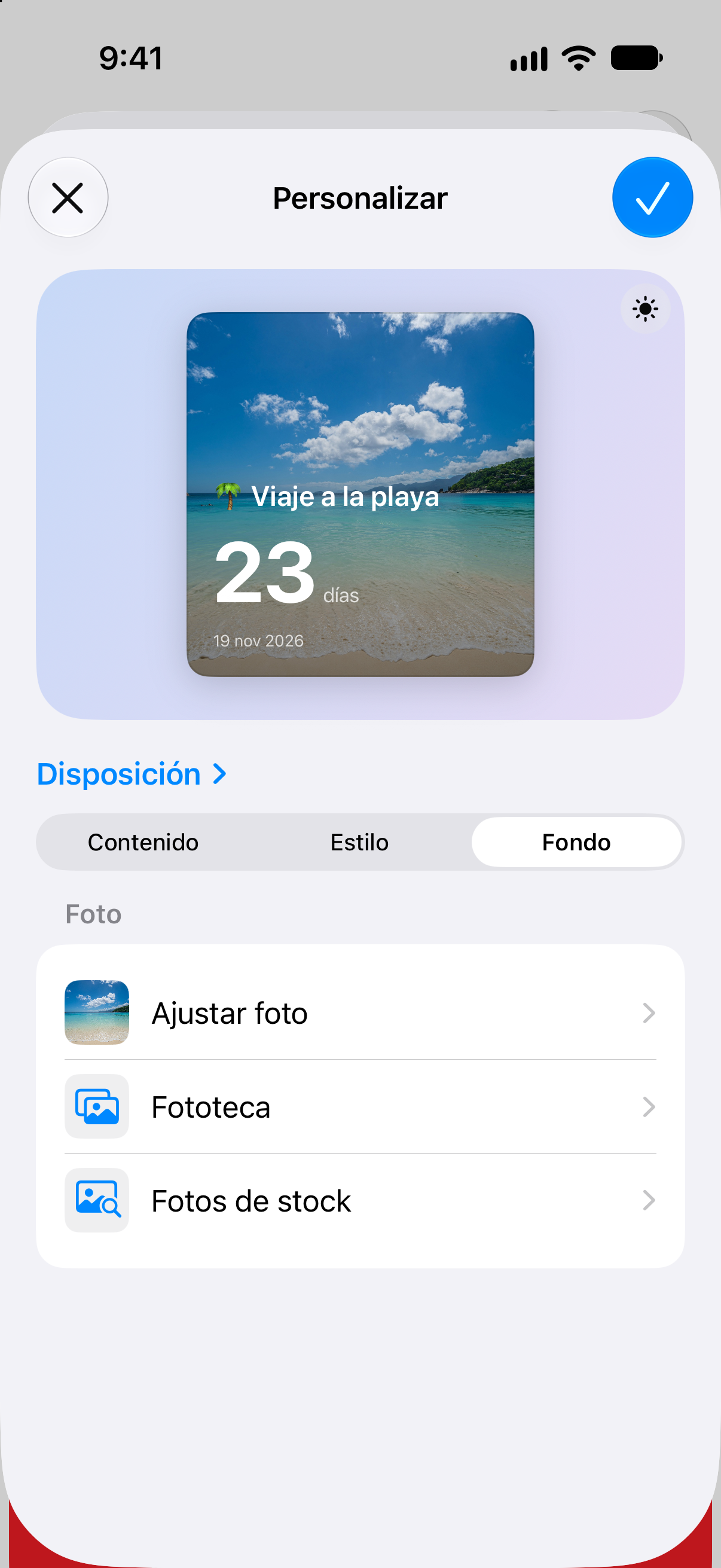 El editor de widgets de Contadores diseñando un widget de un viaje a la playa con una foto de fondo.